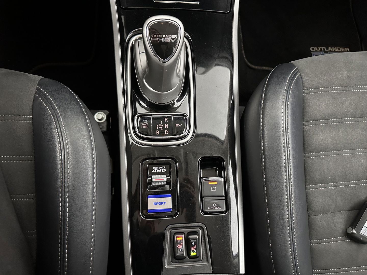 Mitsubishi Outlander 2.4 PHEV Intense (INCL.BTW) *LEATHER-MICROFIBRE | LED-LIGHTS | KEYLESS | CAMERA | HEATED-COMFORTSEATS | ECC | SHIFT-PADDLES | PDC | CRUISE | PRIVACY-GLASS | DAB | TOWBAR | 18''ALU *