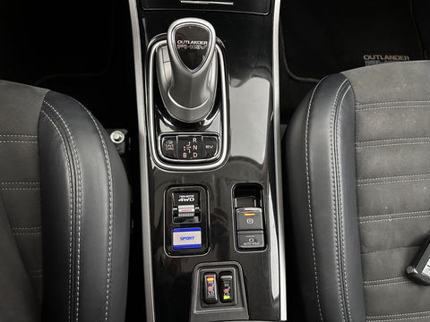 Mitsubishi Outlander 2.4 PHEV Intense (INCL.BTW) *LEATHER-MICROFIBRE | LED-LIGHTS | KEYLESS | CAMERA | HEATED-COMFORTSEATS | ECC | SHIFT-PADDLES | PDC | CRUISE | PRIVACY-GLASS | DAB | TOWBAR | 18''ALU *