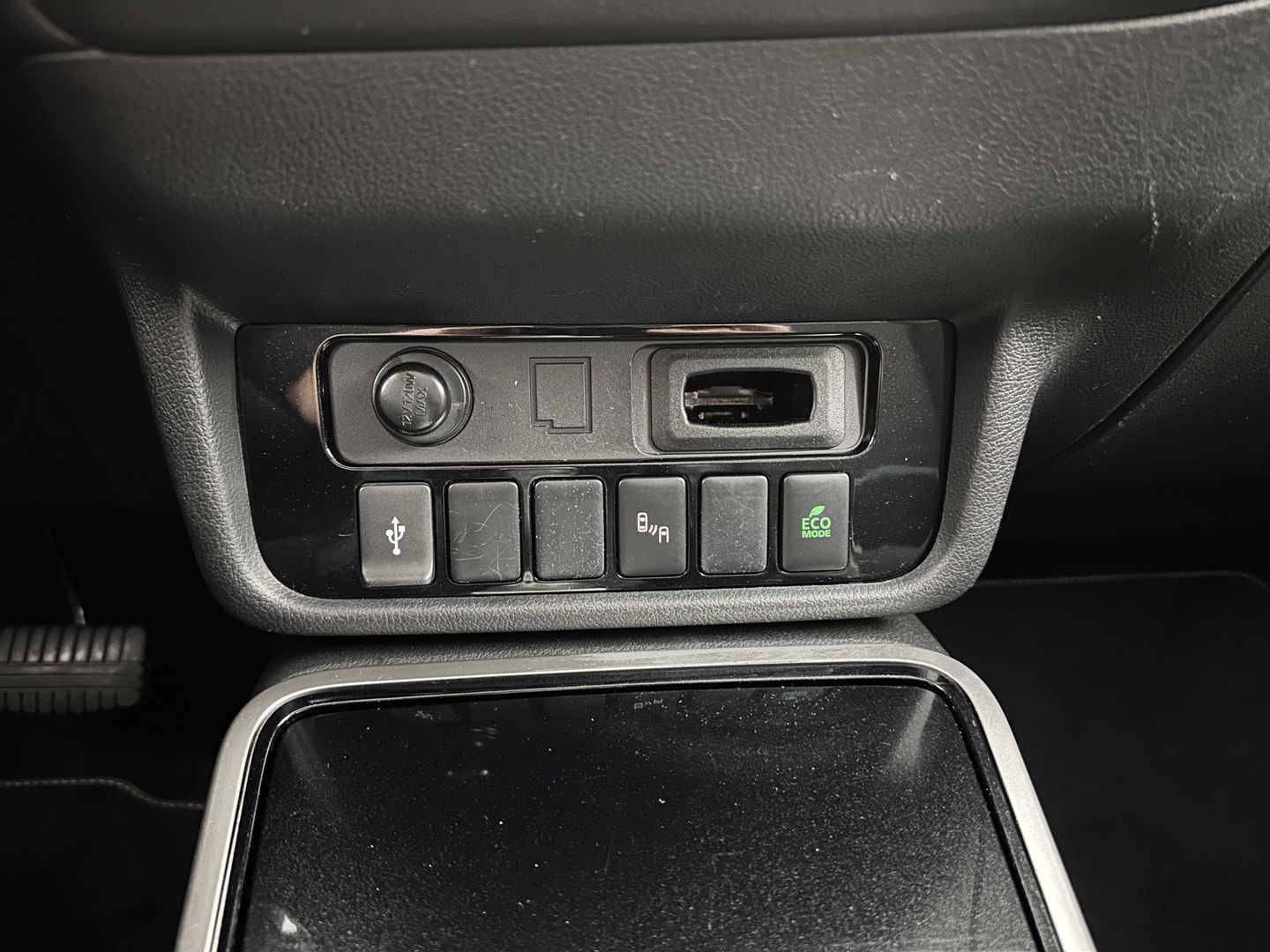 Mitsubishi Outlander 2.4 PHEV Intense (INCL.BTW) *LEATHER-MICROFIBRE | LED-LIGHTS | KEYLESS | CAMERA | HEATED-COMFORTSEATS | ECC | SHIFT-PADDLES | PDC | CRUISE | PRIVACY-GLASS | DAB | TOWBAR | 18''ALU *