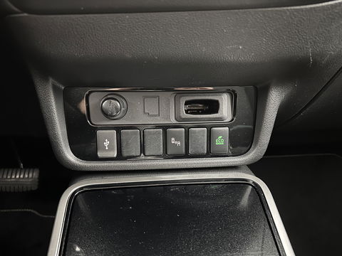 Mitsubishi Outlander 2.4 PHEV Intense (INCL.BTW) *LEATHER-MICROFIBRE | LED-LIGHTS | KEYLESS | CAMERA | HEATED-COMFORTSEATS | ECC | SHIFT-PADDLES | PDC | CRUISE | PRIVACY-GLASS | DAB | TOWBAR | 18''ALU *