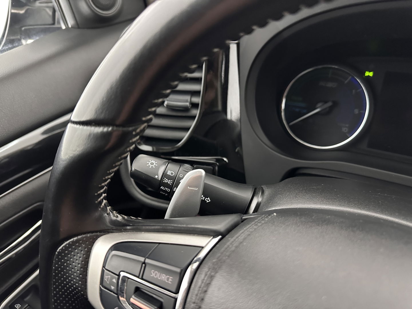 Mitsubishi Outlander 2.4 PHEV Intense (INCL.BTW) *LEATHER-MICROFIBRE | LED-LIGHTS | KEYLESS | CAMERA | HEATED-COMFORTSEATS | ECC | SHIFT-PADDLES | PDC | CRUISE | PRIVACY-GLASS | DAB | TOWBAR | 18''ALU *