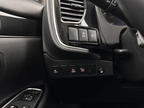 Mitsubishi Outlander 2.4 PHEV Intense (INCL.BTW) *LEATHER-MICROFIBRE | LED-LIGHTS | KEYLESS | CAMERA | HEATED-COMFORTSEATS | ECC | SHIFT-PADDLES | PDC | CRUISE | PRIVACY-GLASS | DAB | TOWBAR | 18''ALU *