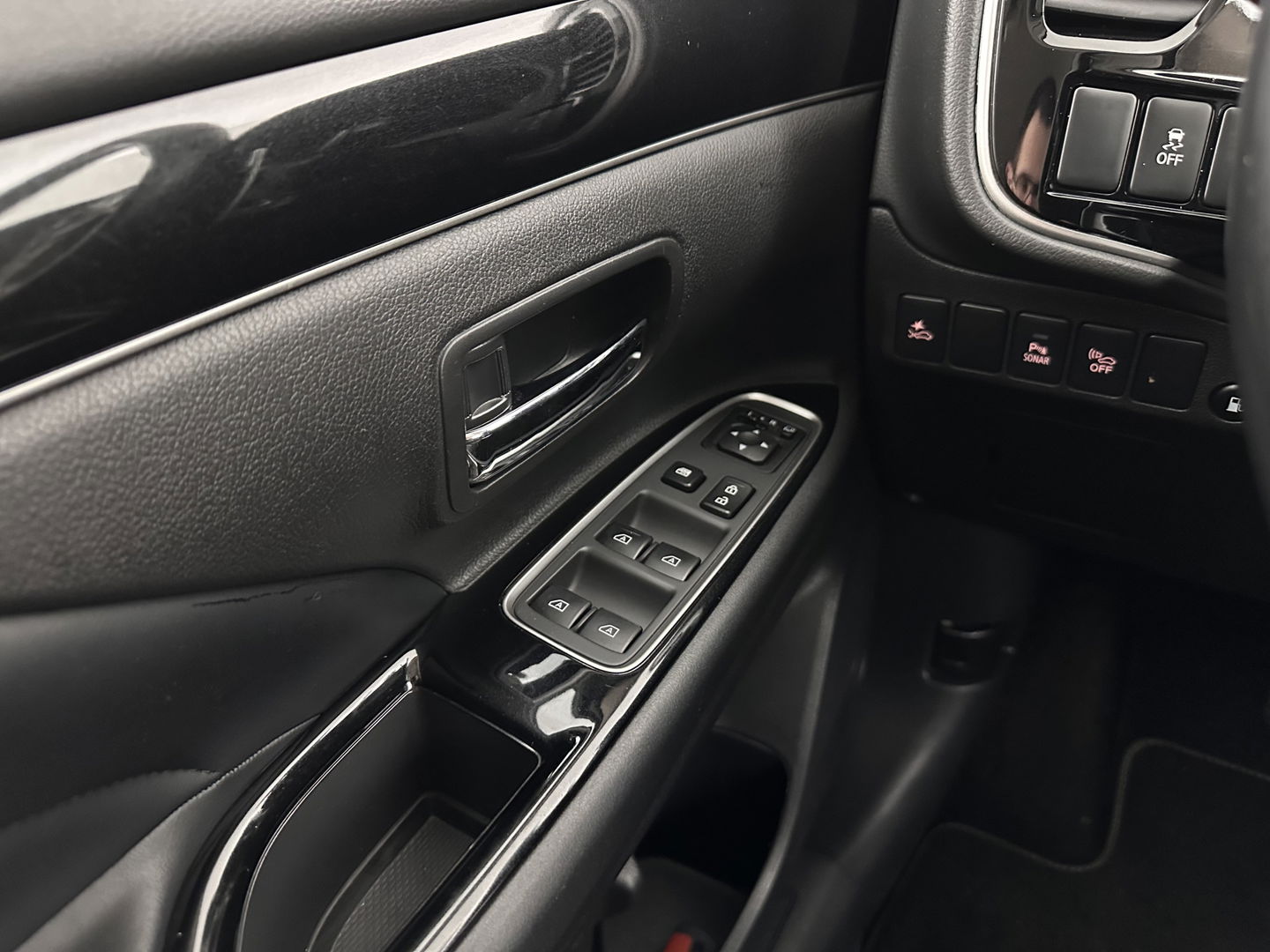 Mitsubishi Outlander 2.4 PHEV Intense (INCL.BTW) *LEATHER-MICROFIBRE | LED-LIGHTS | KEYLESS | CAMERA | HEATED-COMFORTSEATS | ECC | SHIFT-PADDLES | PDC | CRUISE | PRIVACY-GLASS | DAB | TOWBAR | 18''ALU *