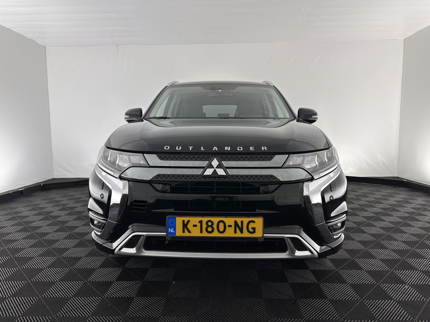 Mitsubishi Outlander 2.4 PHEV Intense (INCL.BTW) *LEATHER-MICROFIBRE | LED-LIGHTS | KEYLESS | CAMERA | HEATED-COMFORTSEATS | ECC | SHIFT-PADDLES | PDC | CRUISE | PRIVACY-GLASS | DAB | TOWBAR | 18''ALU *