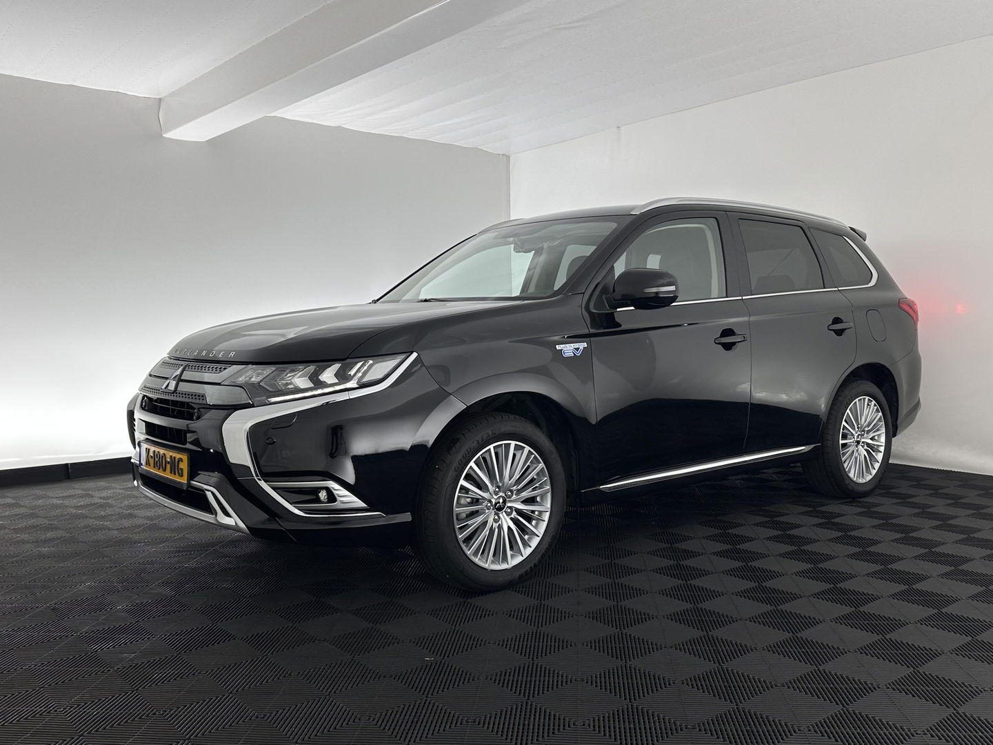 Mitsubishi Outlander 2.4 PHEV Intense (INCL.BTW) *LEATHER-MICROFIBRE | LED-LIGHTS | KEYLESS | CAMERA | HEATED-COMFORTSEATS | ECC | SHIFT-PADDLES | PDC | CRUISE | PRIVACY-GLASS | DAB | TOWBAR | 18''ALU *