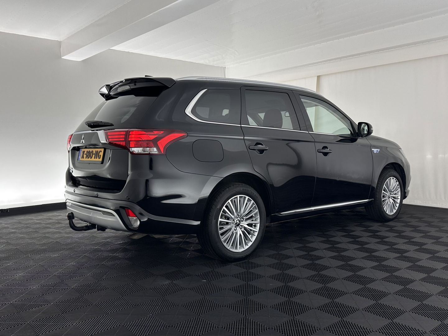Mitsubishi Outlander 2.4 PHEV Intense (INCL.BTW) *LEATHER-MICROFIBRE | LED-LIGHTS | KEYLESS | CAMERA | HEATED-COMFORTSEATS | ECC | SHIFT-PADDLES | PDC | CRUISE | PRIVACY-GLASS | DAB | TOWBAR | 18''ALU *