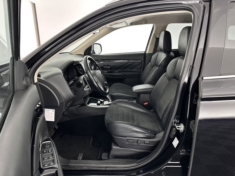 Mitsubishi Outlander 2.4 PHEV Intense (INCL.BTW) *LEATHER-MICROFIBRE | LED-LIGHTS | KEYLESS | CAMERA | HEATED-COMFORTSEATS | ECC | SHIFT-PADDLES | PDC | CRUISE | PRIVACY-GLASS | DAB | TOWBAR | 18''ALU *