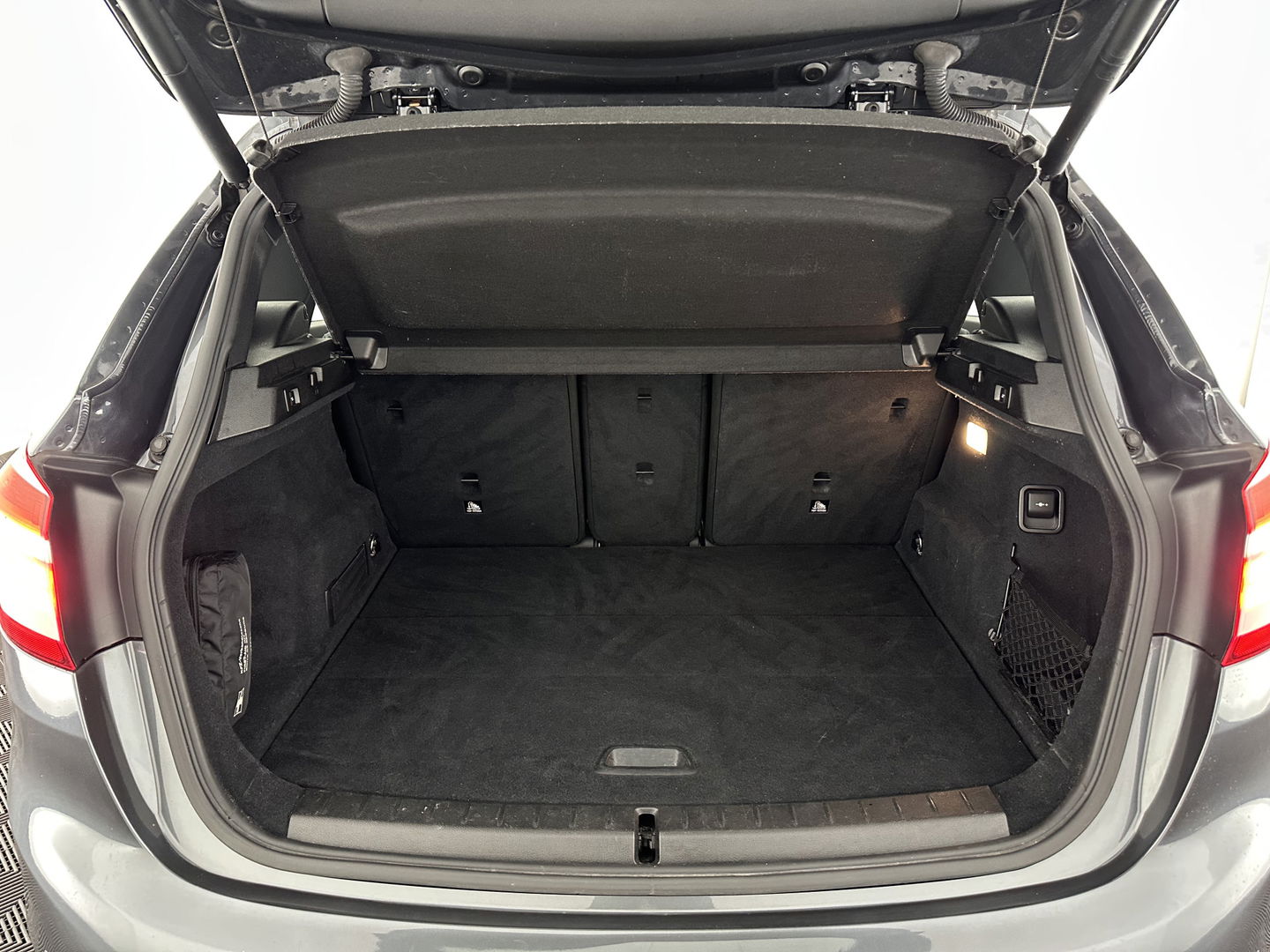 BMW 2 Serie Active Tourer 216d Corporate Lease High Executive Aut. *HEAD-UP | LEATHER | FULL-LED | HEATED-COMFORTSEATS | NAVI-FULLMAP | ECC | PDC | CRUISE | 18''ALU*