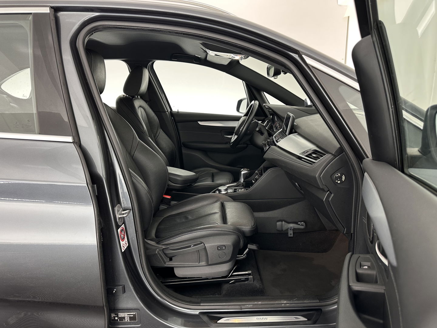 BMW 2 Serie Active Tourer 216d Corporate Lease High Executive Aut. *HEAD-UP | LEATHER | FULL-LED | HEATED-COMFORTSEATS | NAVI-FULLMAP | ECC | PDC | CRUISE | 18''ALU*