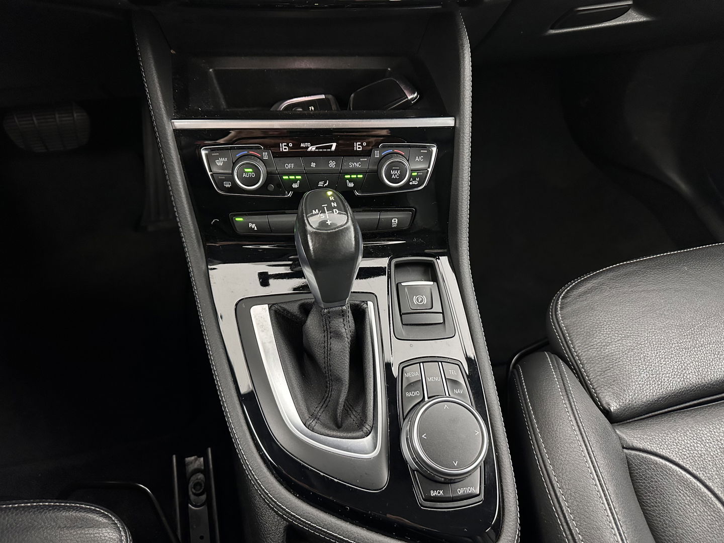 BMW 2 Serie Active Tourer 216d Corporate Lease High Executive Aut. *HEAD-UP | LEATHER | FULL-LED | HEATED-COMFORTSEATS | NAVI-FULLMAP | ECC | PDC | CRUISE | 18''ALU*