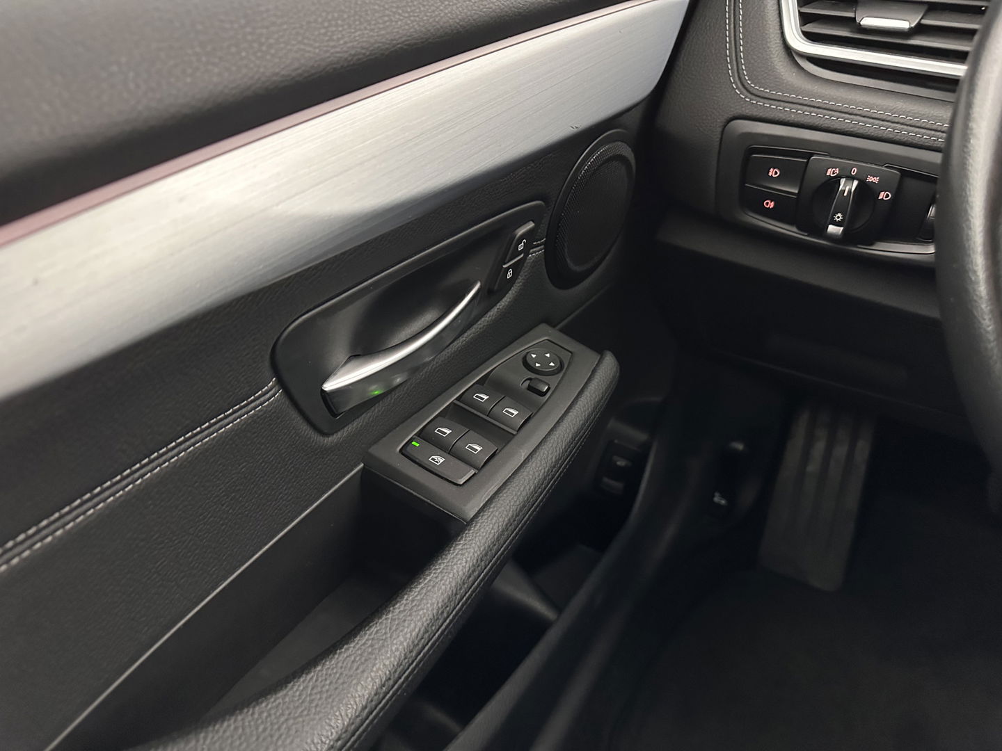 BMW 2 Serie Active Tourer 216d Corporate Lease High Executive Aut. *HEAD-UP | LEATHER | FULL-LED | HEATED-COMFORTSEATS | NAVI-FULLMAP | ECC | PDC | CRUISE | 18''ALU*