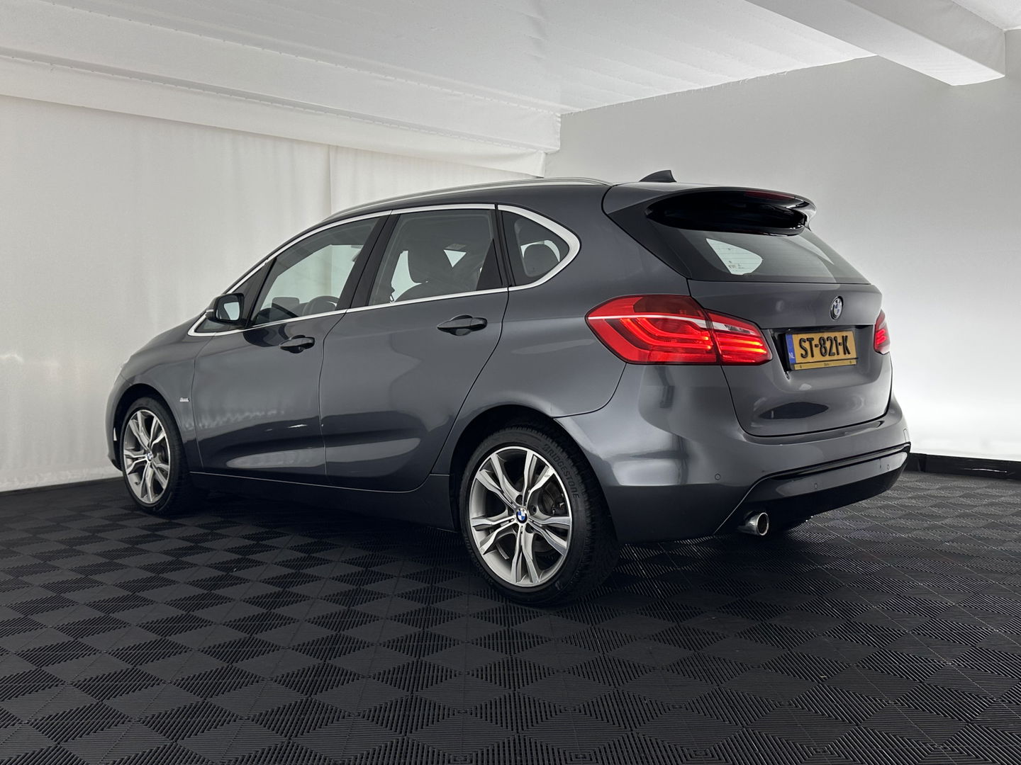 BMW 2 Serie Active Tourer 216d Corporate Lease High Executive Aut. *HEAD-UP | LEATHER | FULL-LED | HEATED-COMFORTSEATS | NAVI-FULLMAP | ECC | PDC | CRUISE | 18''ALU*