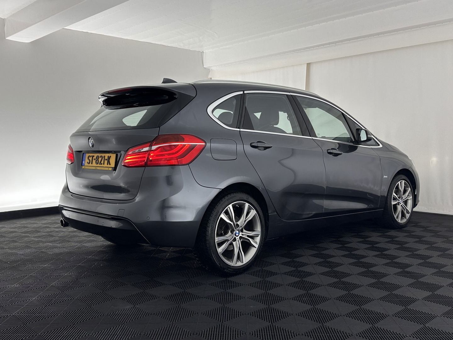 BMW 2 Serie Active Tourer 216d Corporate Lease High Executive Aut. *HEAD-UP | LEATHER | FULL-LED | HEATED-COMFORTSEATS | NAVI-FULLMAP | ECC | PDC | CRUISE | 18''ALU*