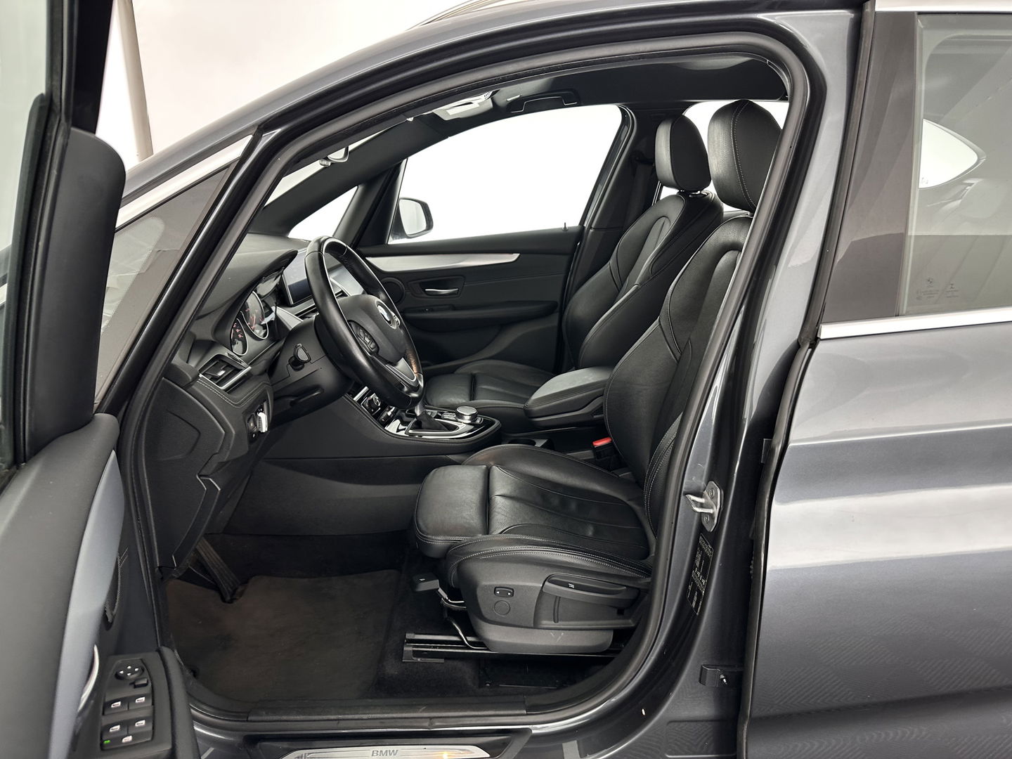 BMW 2 Serie Active Tourer 216d Corporate Lease High Executive Aut. *HEAD-UP | LEATHER | FULL-LED | HEATED-COMFORTSEATS | NAVI-FULLMAP | ECC | PDC | CRUISE | 18''ALU*