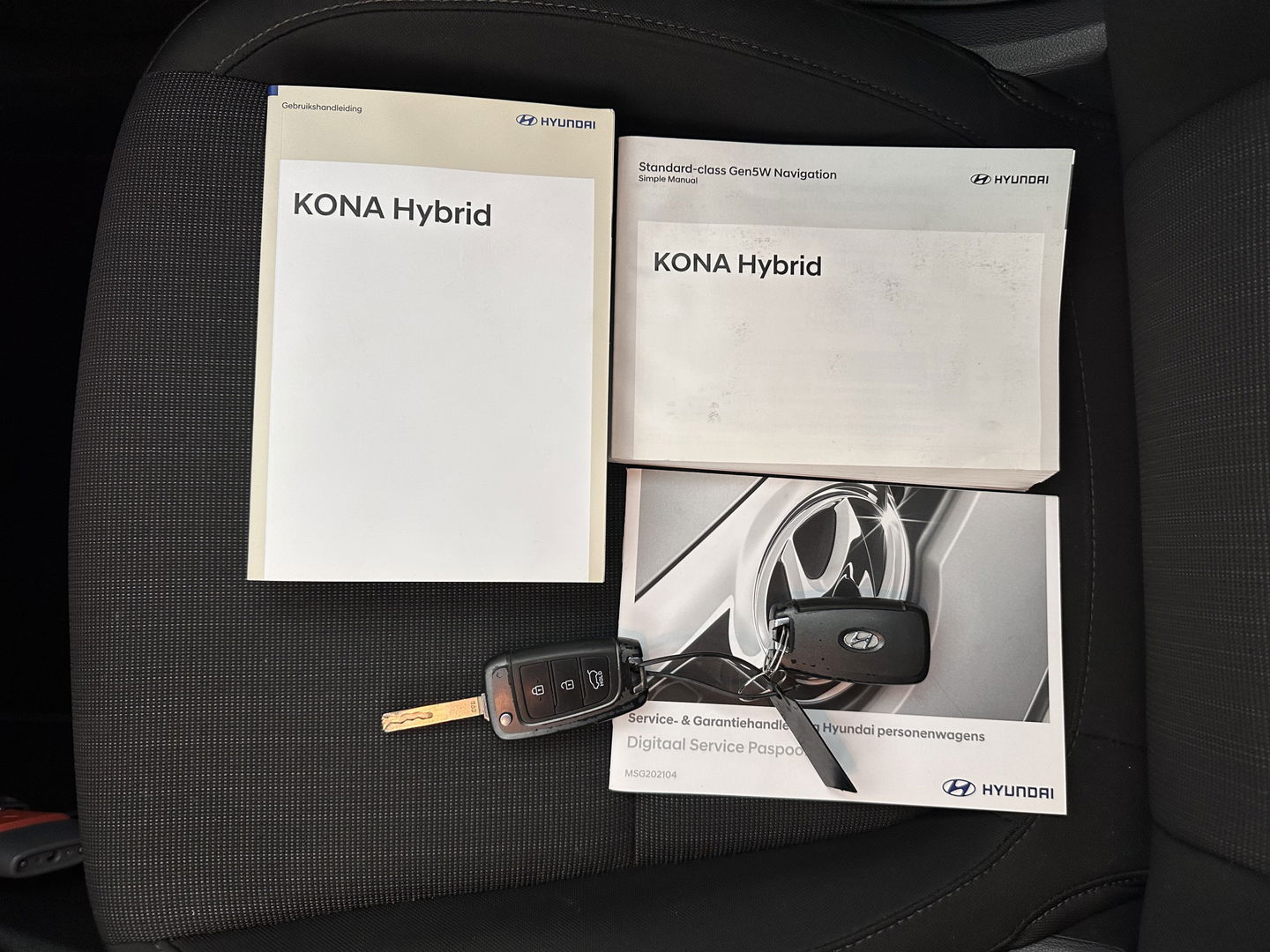 Hyundai KONA 1.6 GDI HEV Comfort Smart (INCL.BTW) (INCL-BTW) Aut. *NAVI-FULLMAP | DIGI-COCKPIT | ADAPTIVE-CRUISE | | KEYLESS | CAMERA | HEAD-UP | SHIFT-PADDLES | DAB | COMFORT-SEATS | 16 "ALU*