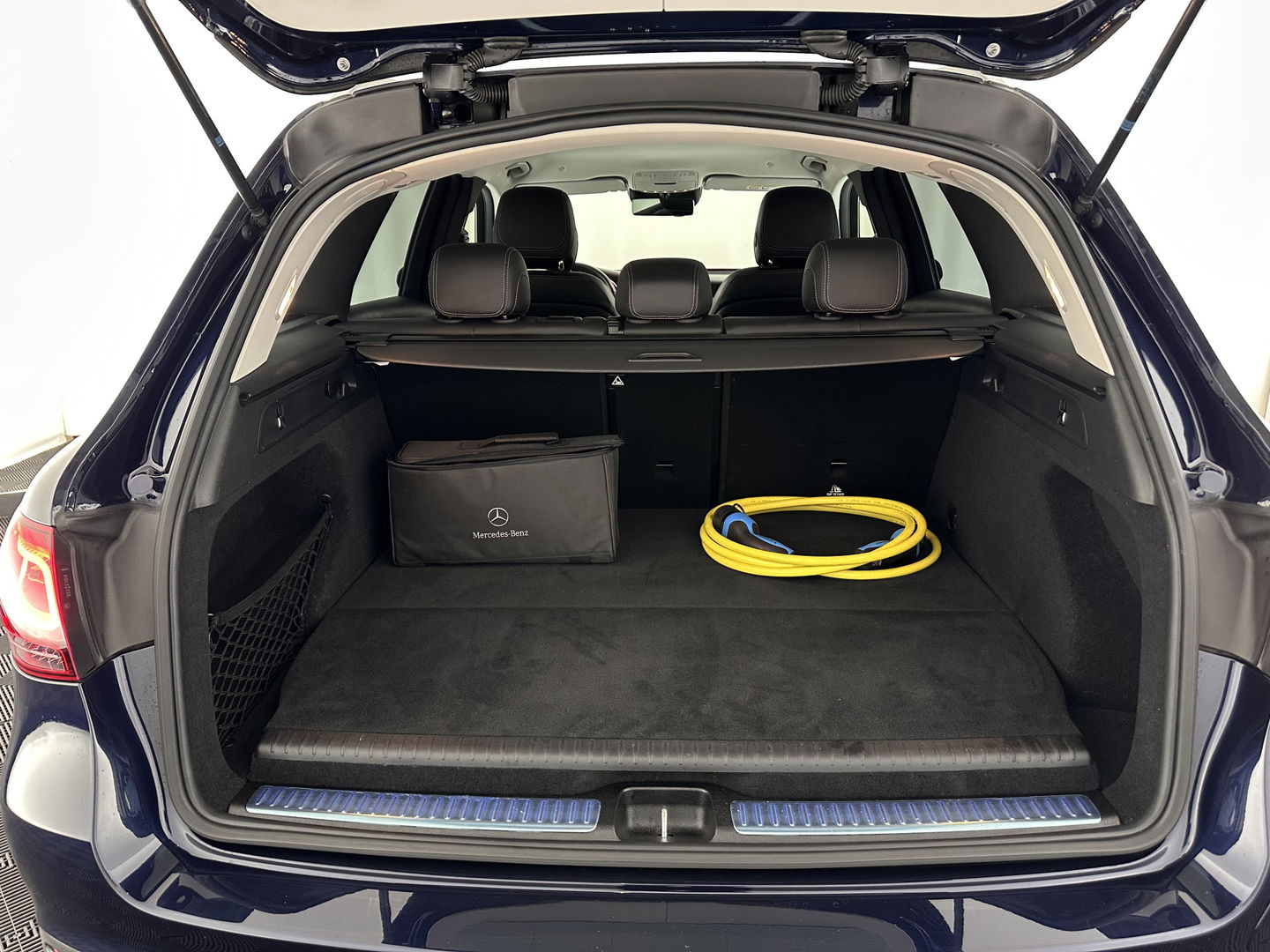 Mercedes-Benz GLC 300de 4MATIC Business Solution AMG (INCL.BTW) *LEATHER-MICROFIBRE | FULL-LED | DIGI-COCKPIT | HEATED-SPORTSEATS | NAVI-FULLMAP | CAMERA | PRIVACY-GLASS | SHIFT-PADDLES | 19''ALU | TOWBAR*