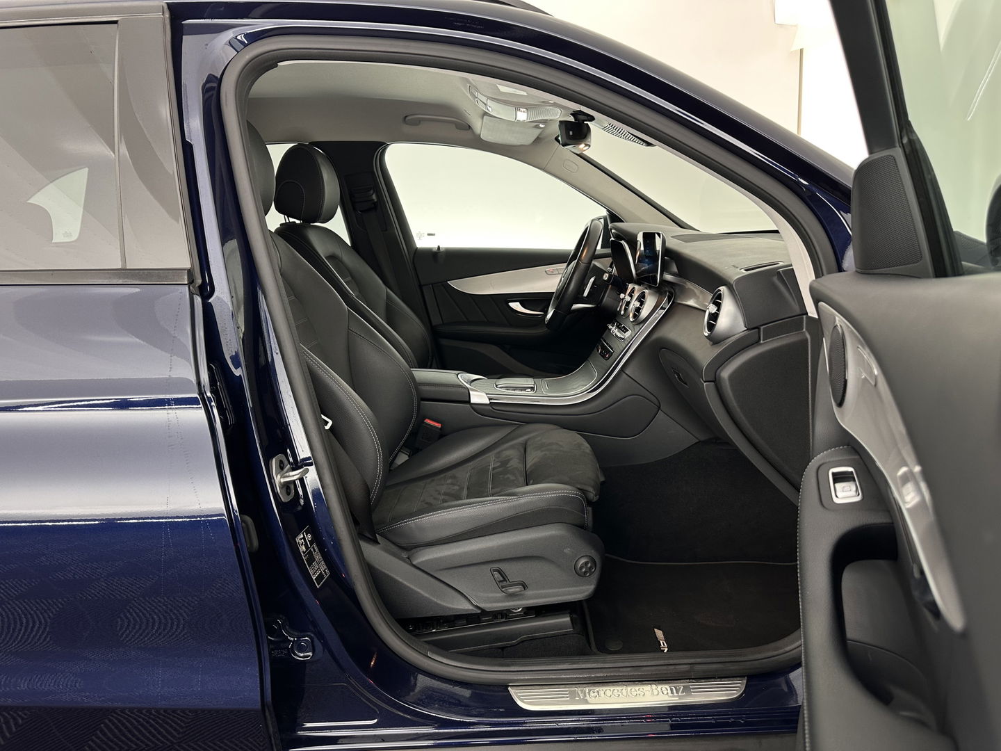 Mercedes-Benz GLC 300de 4MATIC Business Solution AMG (INCL.BTW) *LEATHER-MICROFIBRE | FULL-LED | DIGI-COCKPIT | HEATED-SPORTSEATS | NAVI-FULLMAP | CAMERA | PRIVACY-GLASS | SHIFT-PADDLES | 19''ALU | TOWBAR*