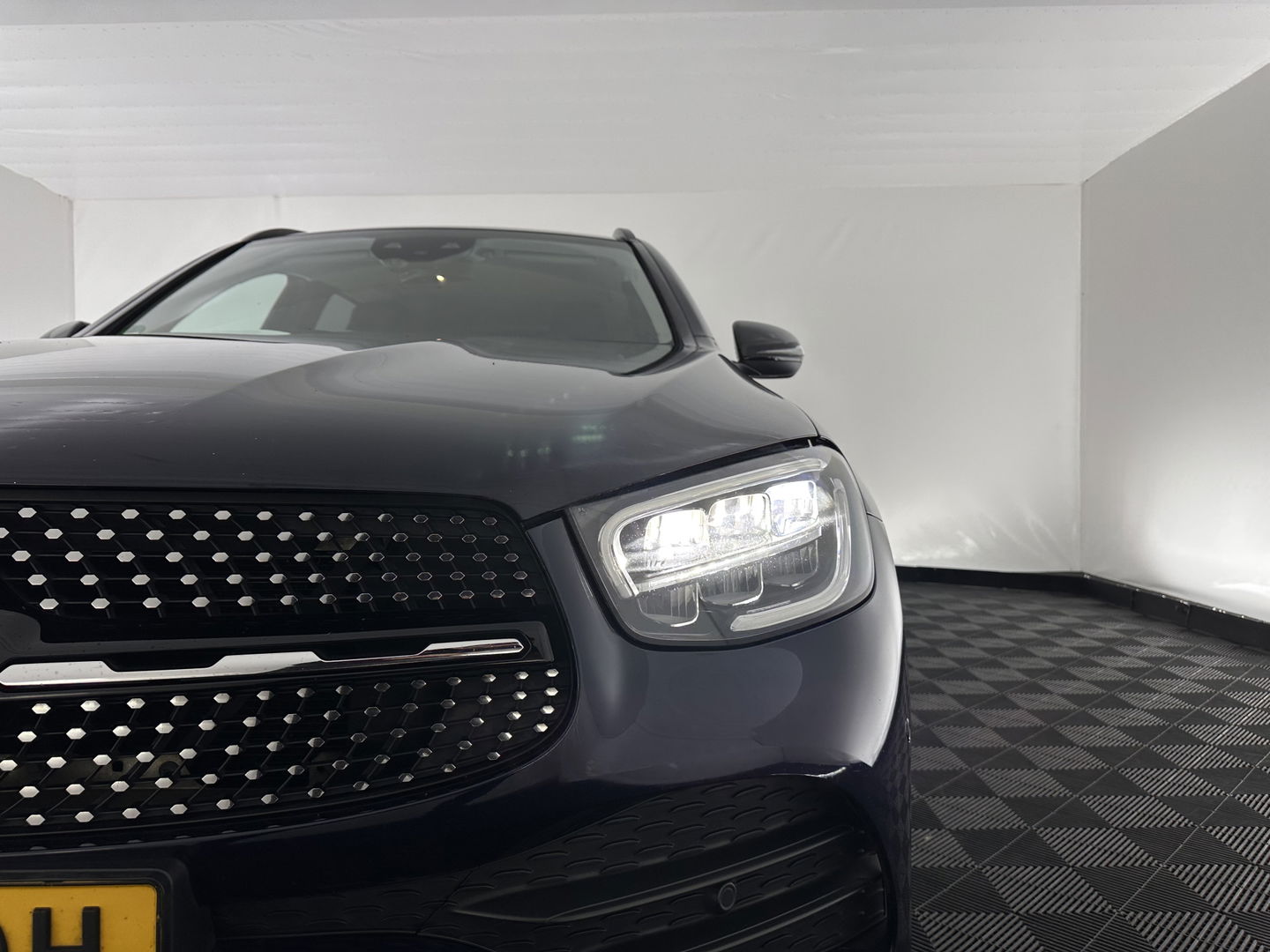 Mercedes-Benz GLC 300de 4MATIC Business Solution AMG (INCL.BTW) *LEATHER-MICROFIBRE | FULL-LED | DIGI-COCKPIT | HEATED-SPORTSEATS | NAVI-FULLMAP | CAMERA | PRIVACY-GLASS | SHIFT-PADDLES | 19''ALU | TOWBAR*