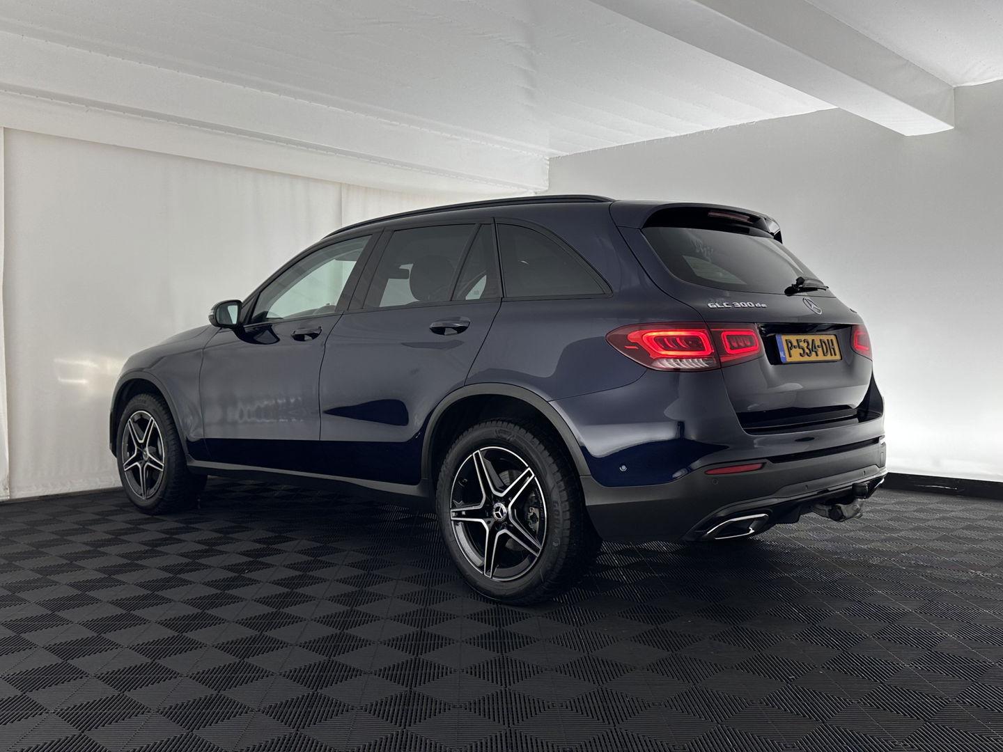 Mercedes-Benz GLC 300de 4MATIC Business Solution AMG (INCL.BTW) *LEATHER-MICROFIBRE | FULL-LED | DIGI-COCKPIT | HEATED-SPORTSEATS | NAVI-FULLMAP | CAMERA | PRIVACY-GLASS | SHIFT-PADDLES | 19''ALU | TOWBAR*