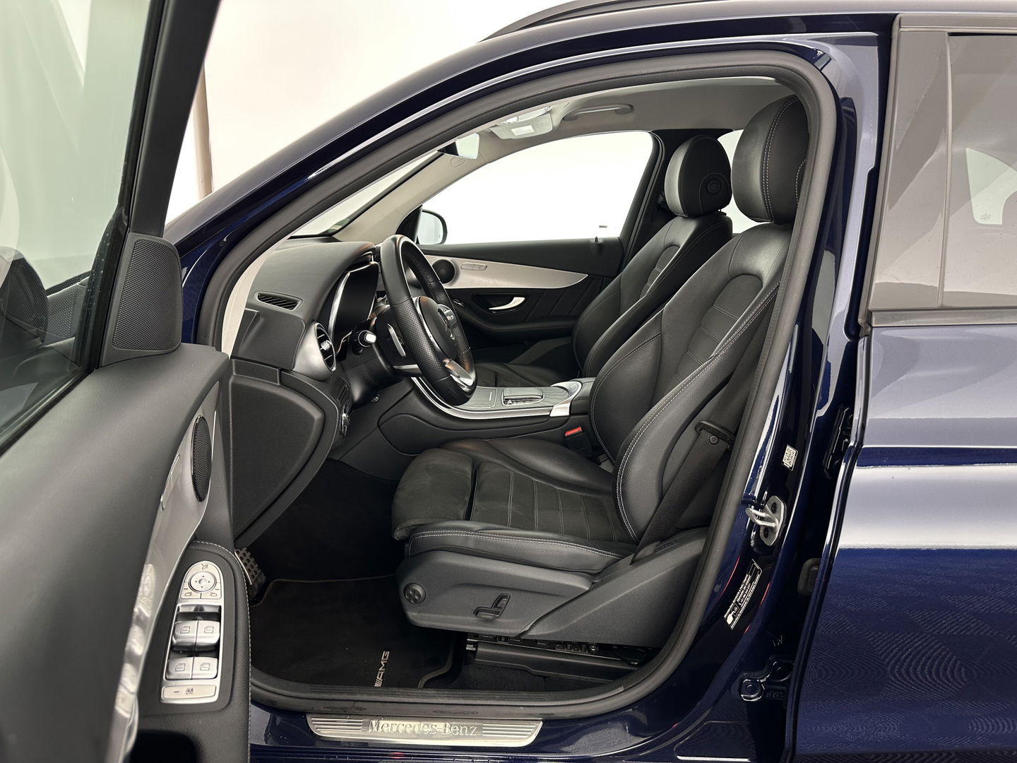 Mercedes-Benz GLC 300de 4MATIC Business Solution AMG (INCL.BTW) *LEATHER-MICROFIBRE | FULL-LED | DIGI-COCKPIT | HEATED-SPORTSEATS | NAVI-FULLMAP | CAMERA | PRIVACY-GLASS | SHIFT-PADDLES | 19''ALU | TOWBAR*