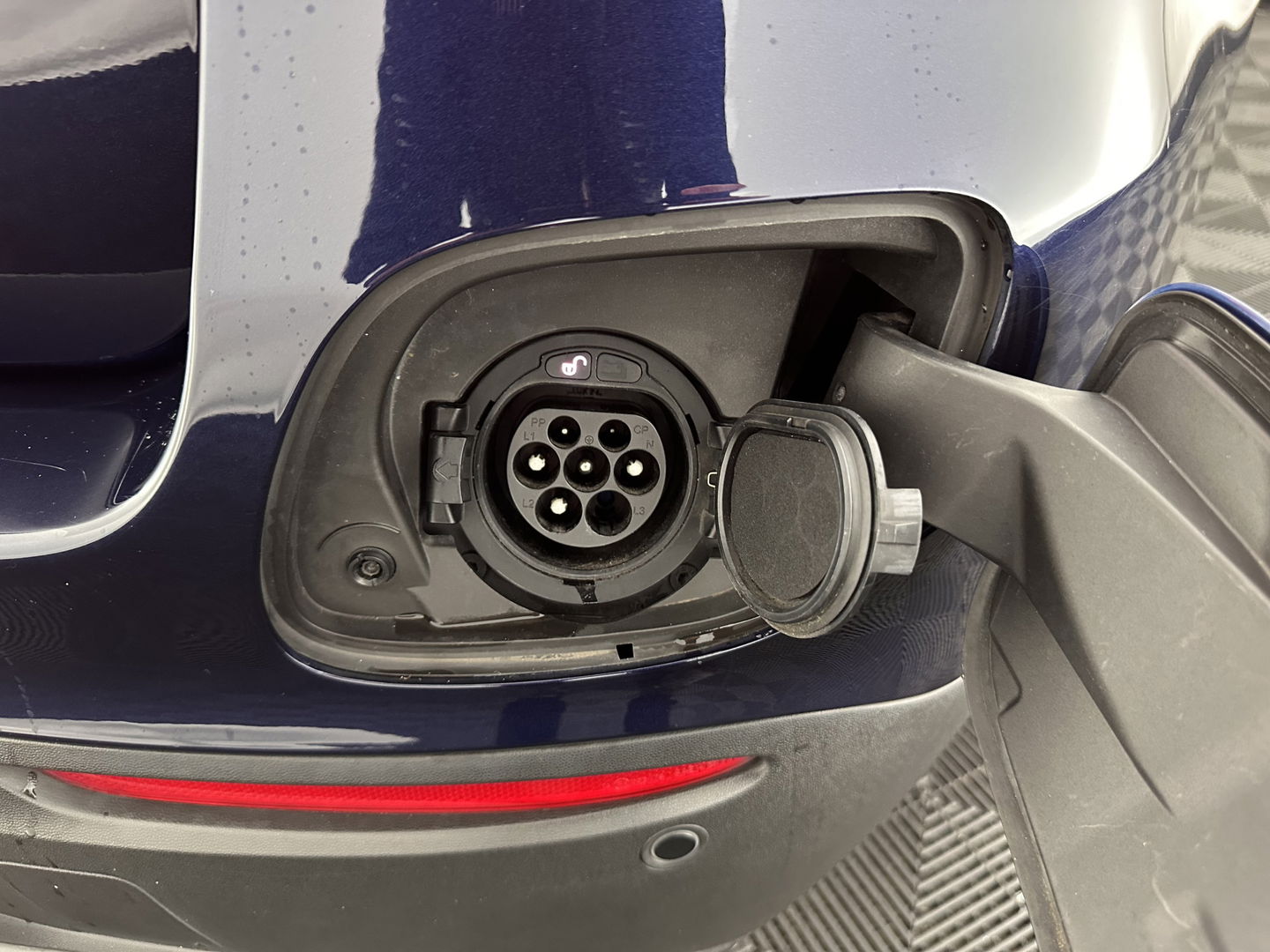 Mercedes-Benz GLC 300de 4MATIC Business Solution AMG (INCL.BTW) *LEATHER-MICROFIBRE | FULL-LED | DIGI-COCKPIT | HEATED-SPORTSEATS | NAVI-FULLMAP | CAMERA | PRIVACY-GLASS | SHIFT-PADDLES | 19''ALU | TOWBAR*