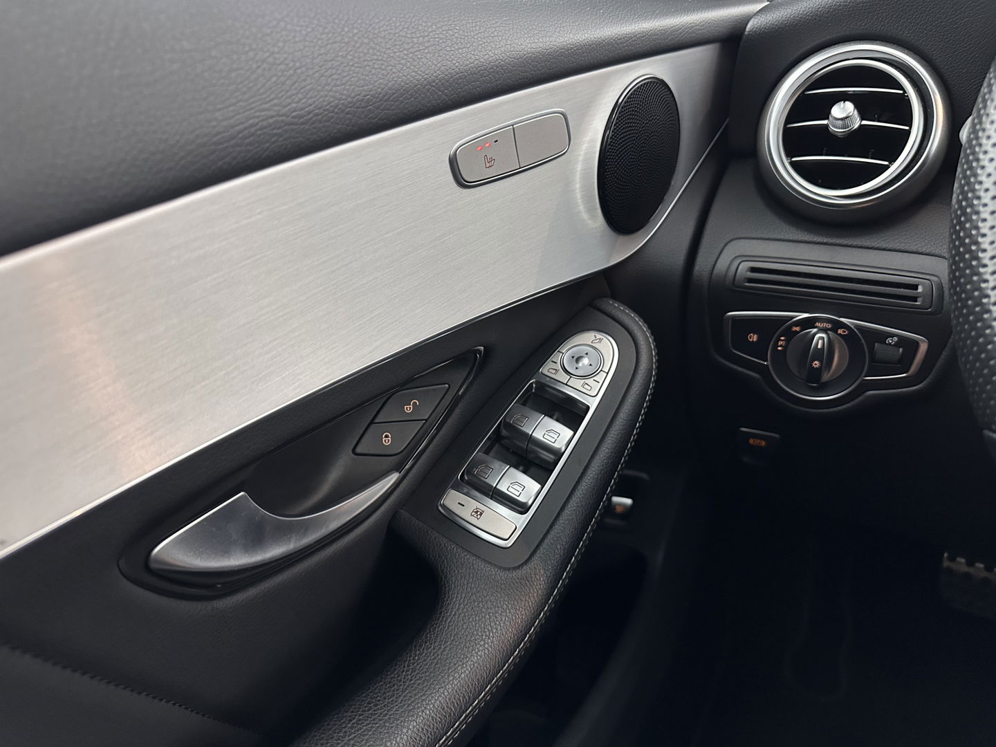 Mercedes-Benz GLC 300de 4MATIC Business Solution AMG (INCL.BTW) *LEATHER-MICROFIBRE | FULL-LED | DIGI-COCKPIT | HEATED-SPORTSEATS | NAVI-FULLMAP | CAMERA | PRIVACY-GLASS | SHIFT-PADDLES | 19''ALU | TOWBAR*