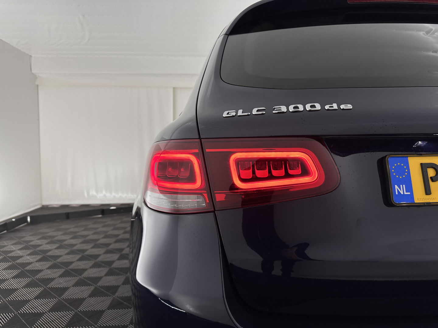 Mercedes-Benz GLC 300de 4MATIC Business Solution AMG (INCL.BTW) *LEATHER-MICROFIBRE | FULL-LED | DIGI-COCKPIT | HEATED-SPORTSEATS | NAVI-FULLMAP | CAMERA | PRIVACY-GLASS | SHIFT-PADDLES | 19''ALU | TOWBAR*