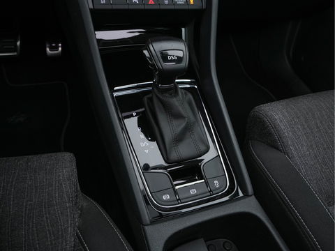 Škoda Karoq 1.5 TSI ACT Business Edition Plus (INCL-BTW) Aut. *PANO | FULL-LED | CANTON-AUDIO | COMFORTSEATS | DAB+ | CAMERA | NAVI-FULLMAP | KEYLESS | PRIVACY-GLASS | ECC | AMBIENTLIGHT | PDC | CRUISE | TOWBAR | 17''ALU*