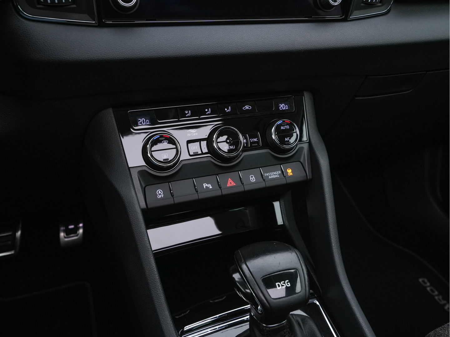 Škoda Karoq 1.5 TSI ACT Business Edition Plus (INCL-BTW) Aut. *PANO | FULL-LED | CANTON-AUDIO | COMFORTSEATS | DAB+ | CAMERA | NAVI-FULLMAP | KEYLESS | PRIVACY-GLASS | ECC | AMBIENTLIGHT | PDC | CRUISE | TOWBAR | 17''ALU*