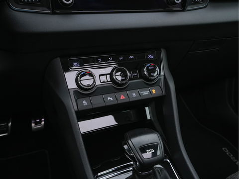 Škoda Karoq 1.5 TSI ACT Business Edition Plus (INCL-BTW) Aut. *PANO | FULL-LED | CANTON-AUDIO | COMFORTSEATS | DAB+ | CAMERA | NAVI-FULLMAP | KEYLESS | PRIVACY-GLASS | ECC | AMBIENTLIGHT | PDC | CRUISE | TOWBAR | 17''ALU*