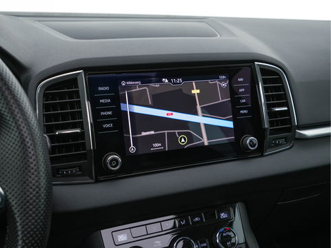 Škoda Karoq 1.5 TSI ACT Business Edition Plus (INCL-BTW) Aut. *PANO | FULL-LED | CANTON-AUDIO | COMFORTSEATS | DAB+ | CAMERA | NAVI-FULLMAP | KEYLESS | PRIVACY-GLASS | ECC | AMBIENTLIGHT | PDC | CRUISE | TOWBAR | 17''ALU*