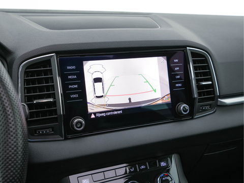 Škoda Karoq 1.5 TSI ACT Business Edition Plus (INCL-BTW) Aut. *PANO | FULL-LED | CANTON-AUDIO | COMFORTSEATS | DAB+ | CAMERA | NAVI-FULLMAP | KEYLESS | PRIVACY-GLASS | ECC | AMBIENTLIGHT | PDC | CRUISE | TOWBAR | 17''ALU*