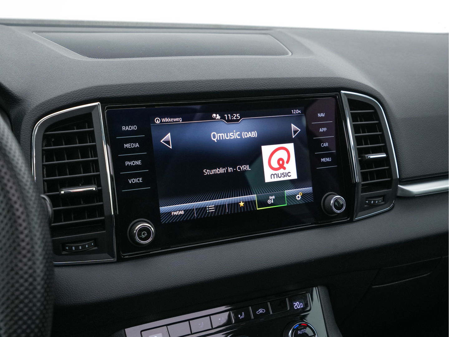 Škoda Karoq 1.5 TSI ACT Business Edition Plus (INCL-BTW) Aut. *PANO | FULL-LED | CANTON-AUDIO | COMFORTSEATS | DAB+ | CAMERA | NAVI-FULLMAP | KEYLESS | PRIVACY-GLASS | ECC | AMBIENTLIGHT | PDC | CRUISE | TOWBAR | 17''ALU*