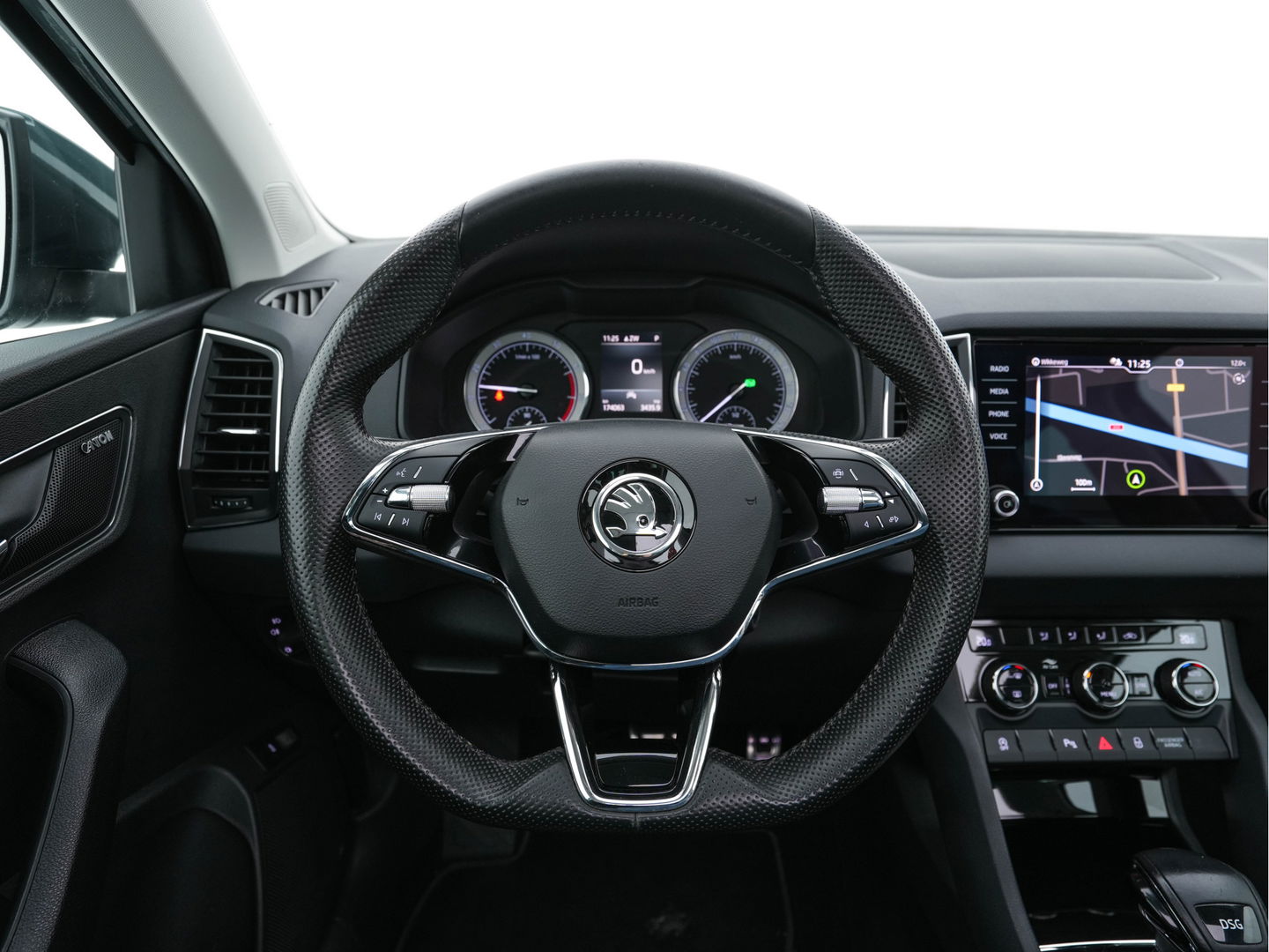 Škoda Karoq 1.5 TSI ACT Business Edition Plus (INCL-BTW) Aut. *PANO | FULL-LED | CANTON-AUDIO | COMFORTSEATS | DAB+ | CAMERA | NAVI-FULLMAP | KEYLESS | PRIVACY-GLASS | ECC | AMBIENTLIGHT | PDC | CRUISE | TOWBAR | 17''ALU*