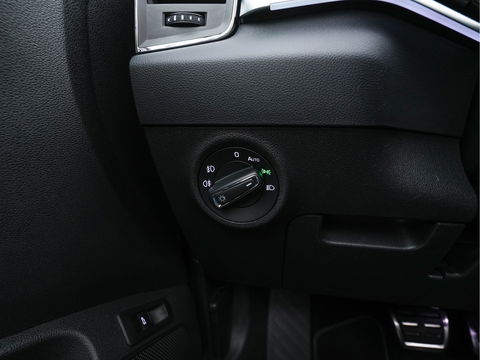 Škoda Karoq 1.5 TSI ACT Business Edition Plus (INCL-BTW) Aut. *PANO | FULL-LED | CANTON-AUDIO | COMFORTSEATS | DAB+ | CAMERA | NAVI-FULLMAP | KEYLESS | PRIVACY-GLASS | ECC | AMBIENTLIGHT | PDC | CRUISE | TOWBAR | 17''ALU*