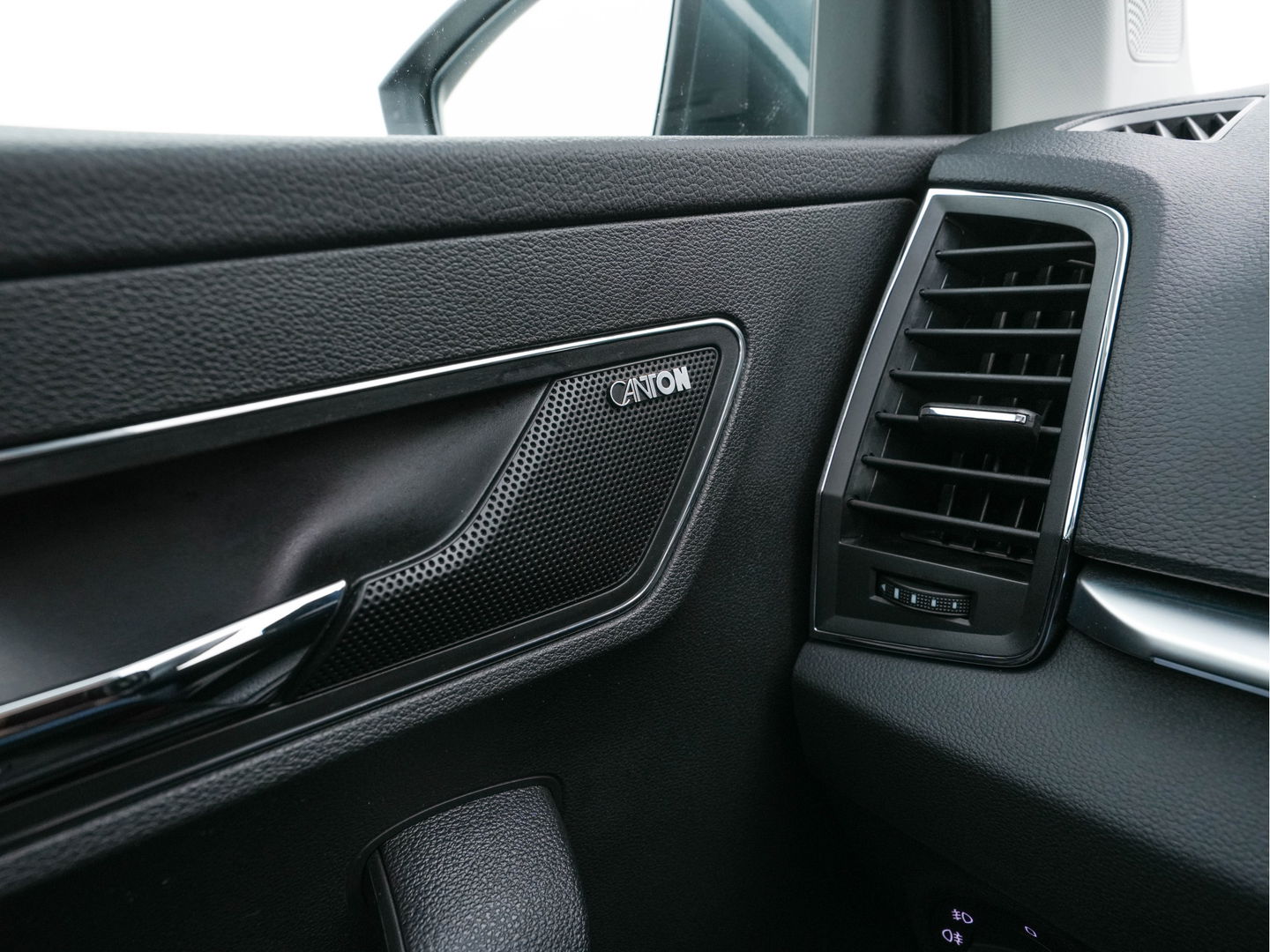 Škoda Karoq 1.5 TSI ACT Business Edition Plus (INCL-BTW) Aut. *PANO | FULL-LED | CANTON-AUDIO | COMFORTSEATS | DAB+ | CAMERA | NAVI-FULLMAP | KEYLESS | PRIVACY-GLASS | ECC | AMBIENTLIGHT | PDC | CRUISE | TOWBAR | 17''ALU*