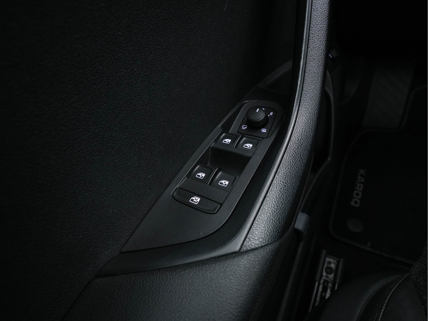 Škoda Karoq 1.5 TSI ACT Business Edition Plus (INCL-BTW) Aut. *PANO | FULL-LED | CANTON-AUDIO | COMFORTSEATS | DAB+ | CAMERA | NAVI-FULLMAP | KEYLESS | PRIVACY-GLASS | ECC | AMBIENTLIGHT | PDC | CRUISE | TOWBAR | 17''ALU*