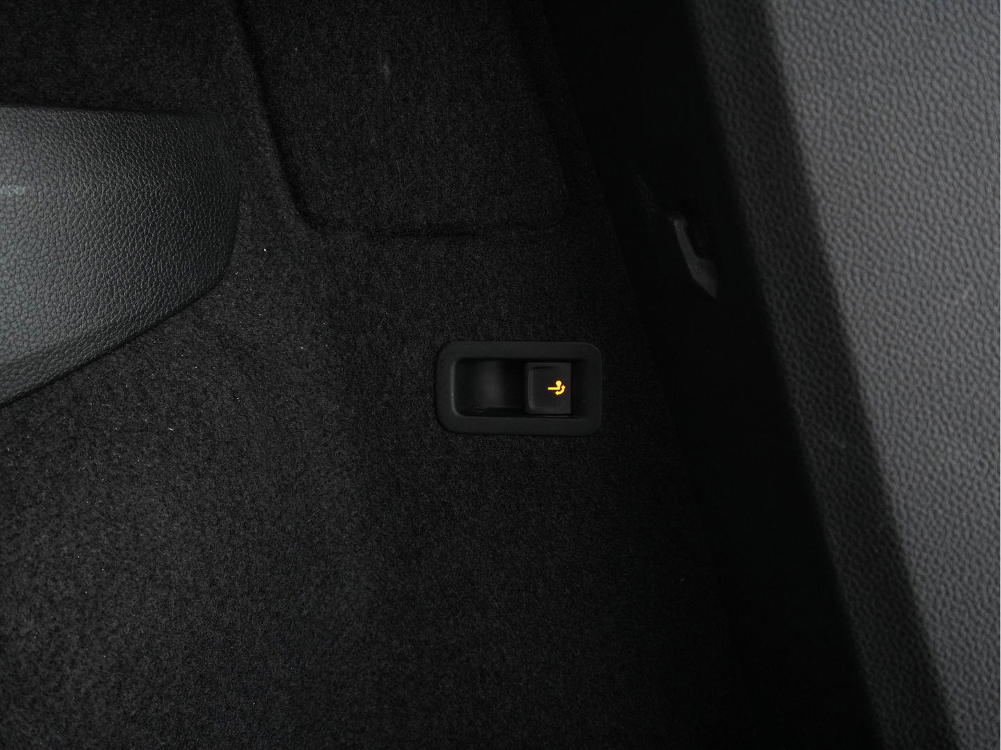 Škoda Karoq 1.5 TSI ACT Business Edition Plus (INCL-BTW) Aut. *PANO | FULL-LED | CANTON-AUDIO | COMFORTSEATS | DAB+ | CAMERA | NAVI-FULLMAP | KEYLESS | PRIVACY-GLASS | ECC | AMBIENTLIGHT | PDC | CRUISE | TOWBAR | 17''ALU*