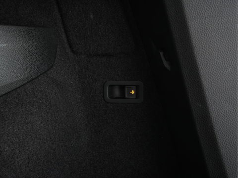 Škoda Karoq 1.5 TSI ACT Business Edition Plus (INCL-BTW) Aut. *PANO | FULL-LED | CANTON-AUDIO | COMFORTSEATS | DAB+ | CAMERA | NAVI-FULLMAP | KEYLESS | PRIVACY-GLASS | ECC | AMBIENTLIGHT | PDC | CRUISE | TOWBAR | 17''ALU*