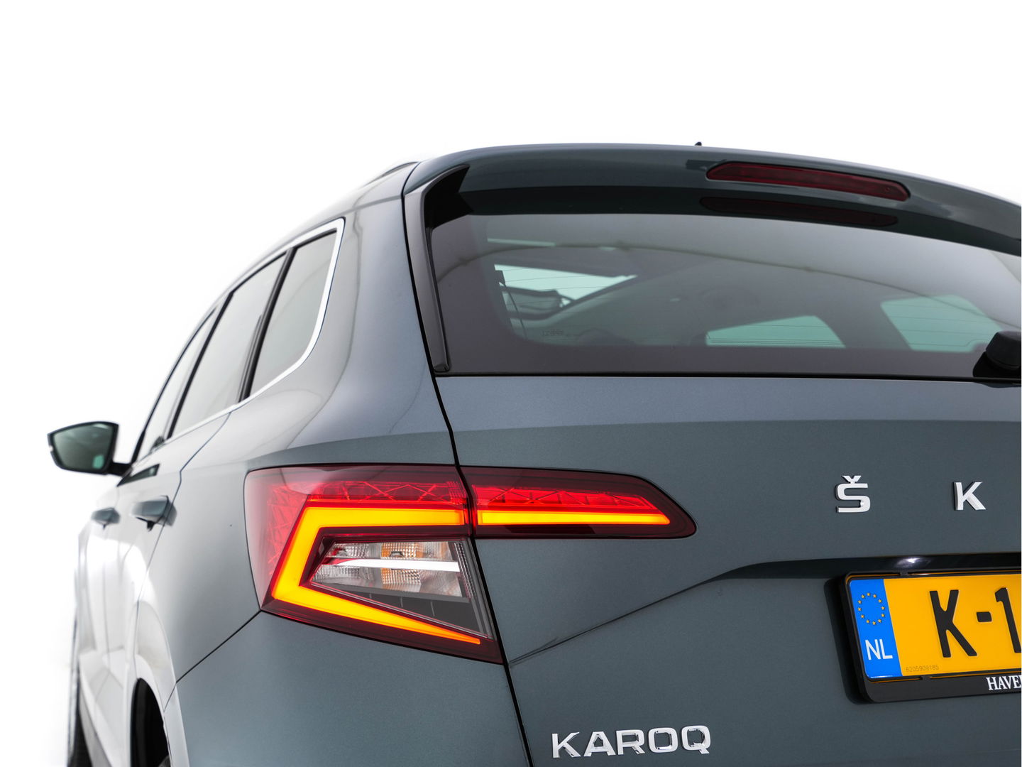 Škoda Karoq 1.5 TSI ACT Business Edition Plus (INCL-BTW) Aut. *PANO | FULL-LED | CANTON-AUDIO | COMFORTSEATS | DAB+ | CAMERA | NAVI-FULLMAP | KEYLESS | PRIVACY-GLASS | ECC | AMBIENTLIGHT | PDC | CRUISE | TOWBAR | 17''ALU*