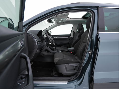 Škoda Karoq 1.5 TSI ACT Business Edition Plus (INCL-BTW) Aut. *PANO | FULL-LED | CANTON-AUDIO | COMFORTSEATS | DAB+ | CAMERA | NAVI-FULLMAP | KEYLESS | PRIVACY-GLASS | ECC | AMBIENTLIGHT | PDC | CRUISE | TOWBAR | 17''ALU*