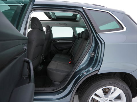 Škoda Karoq 1.5 TSI ACT Business Edition Plus (INCL-BTW) Aut. *PANO | FULL-LED | CANTON-AUDIO | COMFORTSEATS | DAB+ | CAMERA | NAVI-FULLMAP | KEYLESS | PRIVACY-GLASS | ECC | AMBIENTLIGHT | PDC | CRUISE | TOWBAR | 17''ALU*