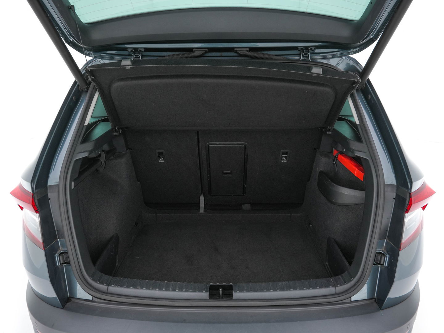 Škoda Karoq 1.5 TSI ACT Business Edition Plus (INCL-BTW) Aut. *PANO | FULL-LED | CANTON-AUDIO | COMFORTSEATS | DAB+ | CAMERA | NAVI-FULLMAP | KEYLESS | PRIVACY-GLASS | ECC | AMBIENTLIGHT | PDC | CRUISE | TOWBAR | 17''ALU*