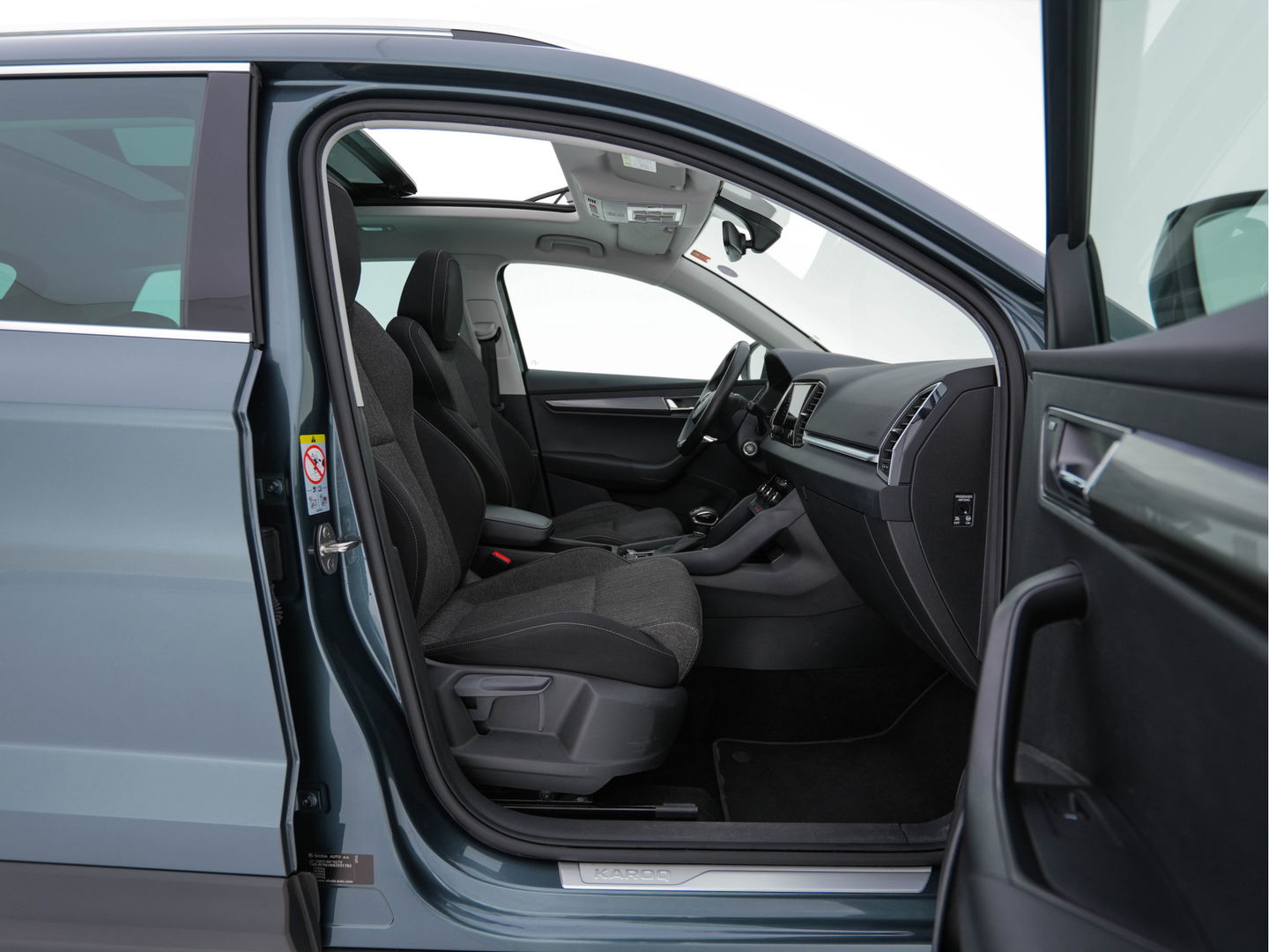 Škoda Karoq 1.5 TSI ACT Business Edition Plus (INCL-BTW) Aut. *PANO | FULL-LED | CANTON-AUDIO | COMFORTSEATS | DAB+ | CAMERA | NAVI-FULLMAP | KEYLESS | PRIVACY-GLASS | ECC | AMBIENTLIGHT | PDC | CRUISE | TOWBAR | 17''ALU*