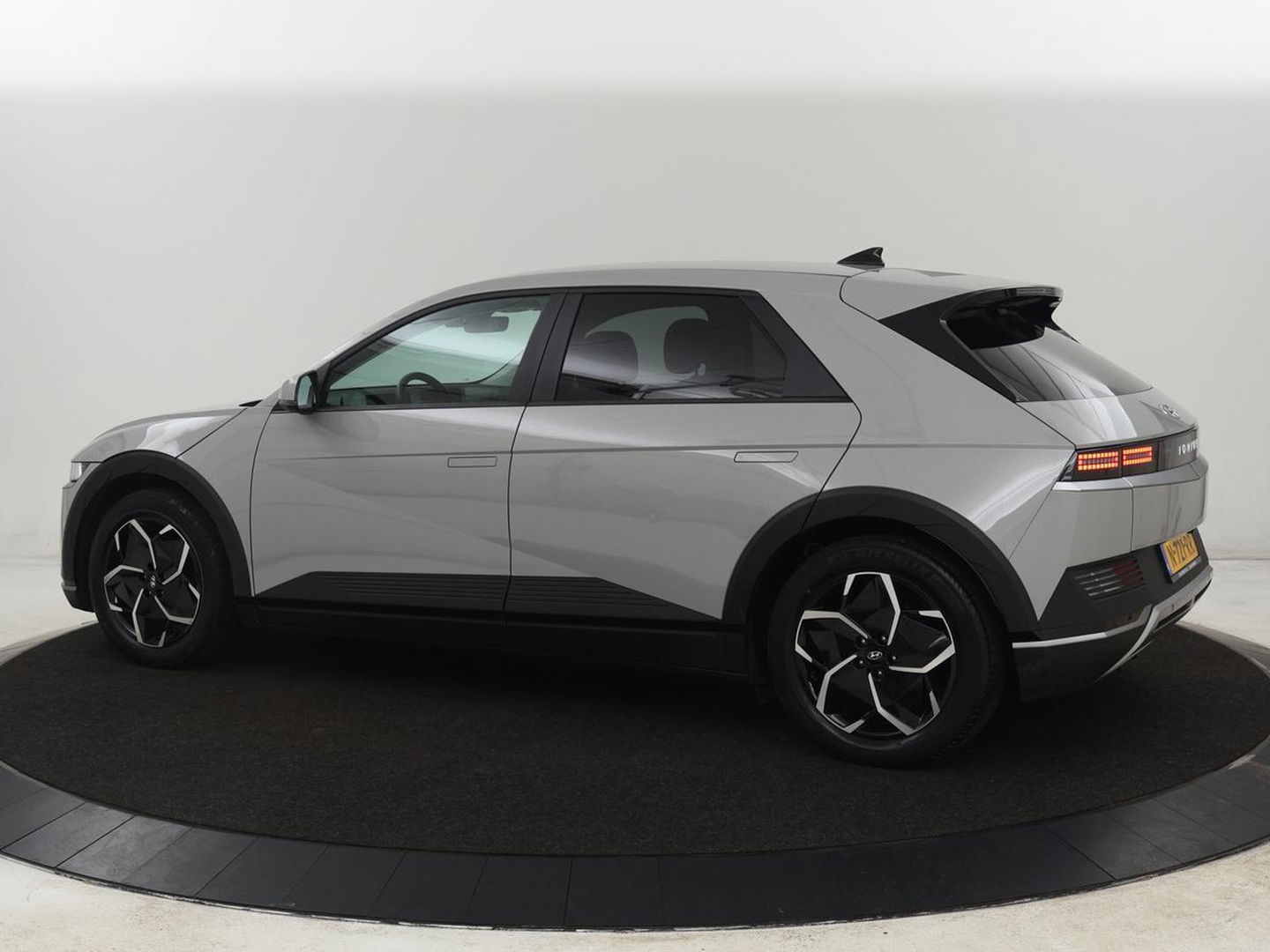 Hyundai IONIQ 5 Connect 73kWh | Trekhaak | Stoel & stuurverwarming | Half leder | Adaptive cruise | Carplay | 19'' | Keyless | Camera | Navigatie | Vehicle-to-load | Parkeerhulp