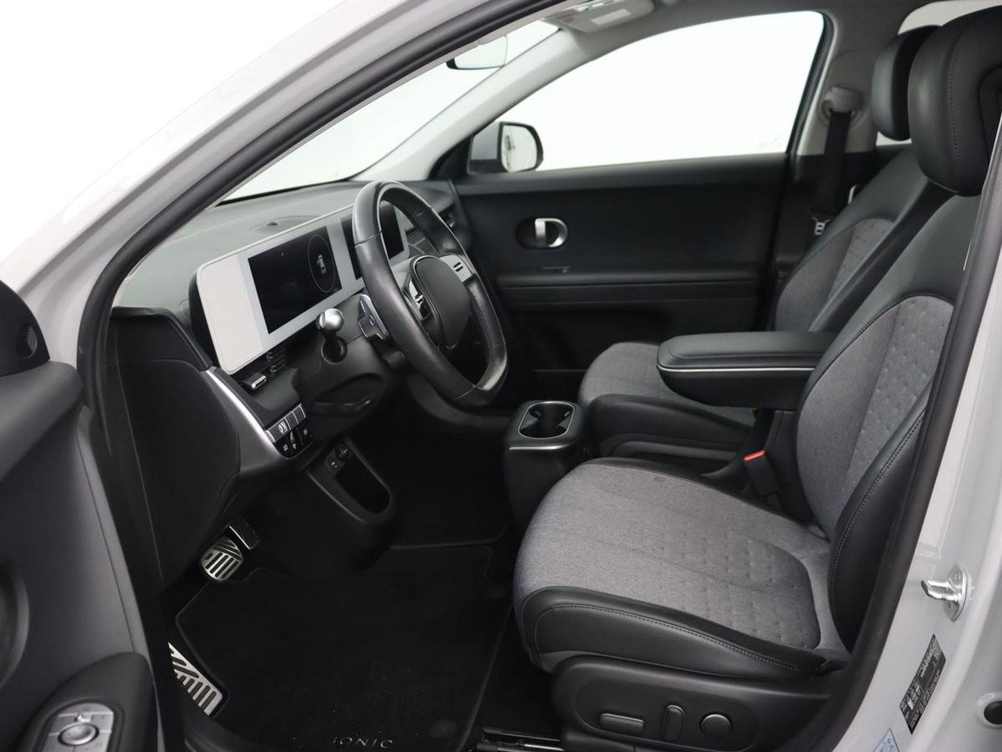 Hyundai IONIQ 5 Connect 73kWh | Trekhaak | Stoel & stuurverwarming | Half leder | Adaptive cruise | Carplay | 19'' | Keyless | Camera | Navigatie | Vehicle-to-load | Parkeerhulp