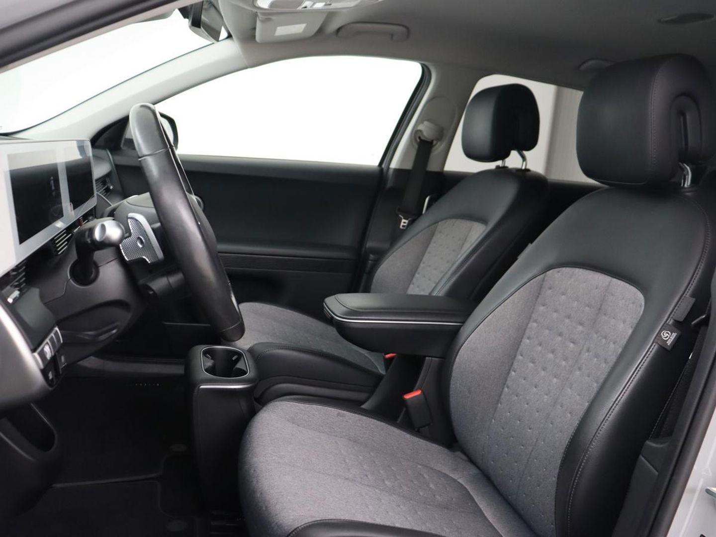 Hyundai IONIQ 5 Connect 73kWh | Trekhaak | Stoel & stuurverwarming | Half leder | Adaptive cruise | Carplay | 19'' | Keyless | Camera | Navigatie | Vehicle-to-load | Parkeerhulp