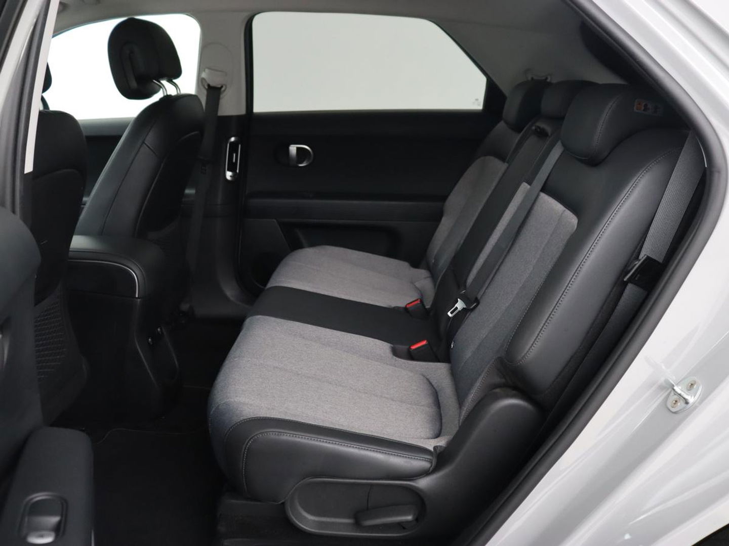 Hyundai IONIQ 5 Connect 73kWh | Trekhaak | Stoel & stuurverwarming | Half leder | Adaptive cruise | Carplay | 19'' | Keyless | Camera | Navigatie | Vehicle-to-load | Parkeerhulp