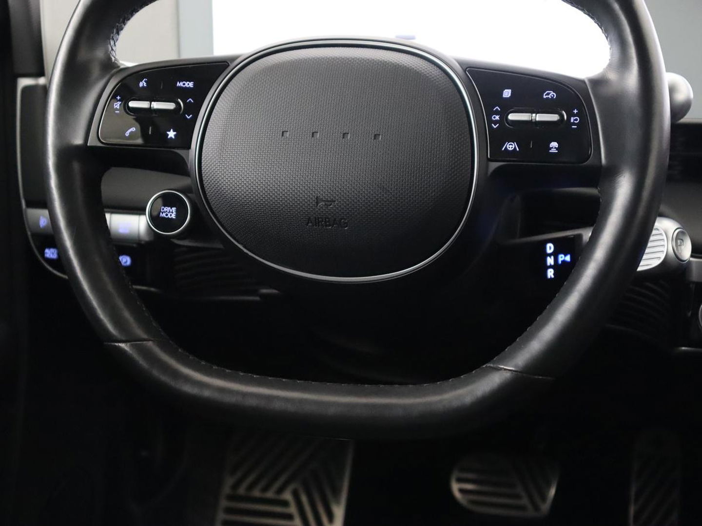 Hyundai IONIQ 5 Connect 73kWh | Trekhaak | Stoel & stuurverwarming | Half leder | Adaptive cruise | Carplay | 19'' | Keyless | Camera | Navigatie | Vehicle-to-load | Parkeerhulp