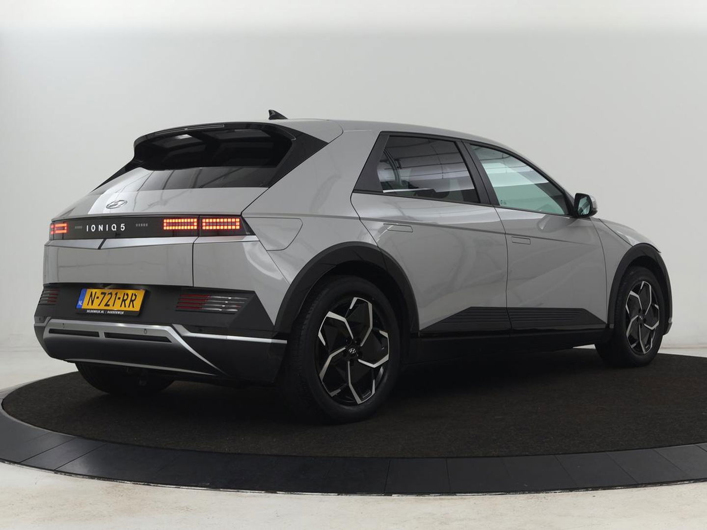 Hyundai IONIQ 5 Connect 73kWh | Trekhaak | Stoel & stuurverwarming | Half leder | Adaptive cruise | Carplay | 19'' | Keyless | Camera | Navigatie | Vehicle-to-load | Parkeerhulp